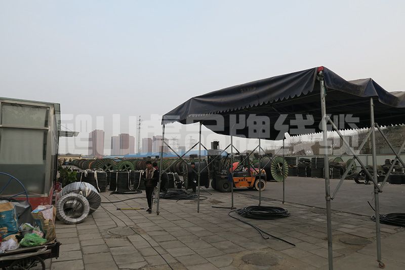橡套電纜的橡皮發(fā)粘和銅絲發(fā)黑的原因從下面兩個方面來分析   橡套電纜是由多股的細銅絲為導體，外包橡膠絕緣和橡膠護套的一種柔軟可移動的電纜品種。 一般來講，包括通用橡套軟電纜，電焊機電纜，潛水電機電纜，無線電裝置電纜和攝影光源電纜等品種。銅絲發(fā)黑的原因是多種因素造成的，不僅僅是橡皮的配方問題，還與銅絲本身所處的狀態(tài)、橡膠加工工藝、橡膠硫化工藝、電纜的結(jié)構(gòu)、護套橡膠配方、生產(chǎn)環(huán)境等諸多因素有關(guān)。下面爬山虎電力線纜小編為您介紹下：    橡皮發(fā)粘和銅絲發(fā)黑的原因分析  銅絲本身的原因在廿世紀五十到六十年代，國內(nèi)大多數(shù)廠家均使用普通銅桿，銅含量為99.99%，均為有氧銅桿，生產(chǎn)方法都是銅錠加熱后經(jīng)多道壓延后制得黑色銅桿，經(jīng)過大、中、小拉將銅桿制成比較細的銅絲。因為銅本身不是無氧銅，在加工過程中銅絲表面難免出現(xiàn)氧化。到了廿世紀八十年代，國內(nèi)引進了無氧銅桿的先進生產(chǎn)技術(shù)，以及國內(nèi)自行開發(fā)的無氧銅桿生產(chǎn)技術(shù)，使整個電線電纜行業(yè)均用上了無氧銅桿，這無疑是改善了銅絲的發(fā)黑問題。但由于對銅桿的加工，特別是韌煉工藝的掌握以及加工好的銅線芯存放的條件不好，使銅線芯本身已有輕微的氧化，這也是銅絲發(fā)黑的原因之一。    橡膠配方的原因廿世紀五十年代，橡膠絕緣均采用天然膠和丁苯膠并用配方。由于絕緣橡皮直接與銅線接觸，所以就不能直接使用硫磺作硫化劑，即使用很少的硫磺也會使銅線發(fā)黑。必須使用一些能夠分解出游離硫的化合物，如前面提到過的促進劑TMTD、硫化劑VA-7，同時還要配合一些硫化促進劑來提高硫化速度和硫化程度，確保絕緣橡皮的物理機械性能和電氣性能。    但從絕緣橡皮的彈性、強力和永久變形看，都不如加有硫磺的橡皮（如果不考慮銅絲發(fā)黑的話）。幾十年的實踐已經(jīng)證實TMTD無法解決銅絲的發(fā)黑問題。另外，絕緣橡皮要有各種顏色，紅、藍、黃、綠、黑是基本顏色，這些顏色的出現(xiàn)也會促使橡皮發(fā)粘和銅絲發(fā)黑。配方中的主要填充劑是輕質(zhì)碳酸鈣和滑石粉，由于價格的關(guān)系，有些廠家為了降低成本，用價格特別便宜的碳酸鈣和滑石粉，這些填充劑粒子粗、游離堿的含量大、雜質(zhì)多，所以物理機械性能比較差，電性能不好，還容易造成銅絲發(fā)黑。還有的廠用活性超細碳酸鈣來提高絕緣橡皮的物理機械性能，而活性鈣多數(shù)是用硬脂酸來處理的，這種酸也是促使銅絲發(fā)黑的原因。    硫化劑VA-7的使用，可以改善銅絲發(fā)黑，但由于硫化程度不夠，橡皮的永久變形大，會造成橡皮發(fā)粘。特別是加入促進劑ZDC以后，提高了硫化速度，為了防止焦燒，還要加入促進劑DM來延緩焦燒時間。    從促進劑ZDC的結(jié)構(gòu)看，是在TETD結(jié)構(gòu)中兩個相連接的硫中間接上一個金屬鋅，結(jié)構(gòu)式為： S S H5C2 ‖ ‖ H5C2 ＞N-C-S-Zn-S-C-N＜ H5C2 H5C2 與TETD結(jié)構(gòu)式 S S H5C2 ‖ ‖ H5C2 ＞N-C-S-S-C-N＜ H5C2 H5C2 十分接近，在配方中還無法避開和秋蘭姆相似的結(jié)構(gòu)銅絲發(fā)黑可能時間略長一點，但沒有從根本上解決。    正在上傳...    從電線電纜結(jié)構(gòu)分析  銅的催化老化是橡皮發(fā)粘的重要原因前蘇聯(lián)電纜科學研究院試驗證明：硫化過程中銅從與橡膠接觸處滲入到絕緣橡膠中，1.0-2.0mm厚度的絕緣橡皮含銅0.009-0.0027%。眾所周知，微量銅對橡皮有極大的破壞作用，也就是我們通常說的重金屬對橡膠的催化老化。    在絕緣硫化過程中，秋蘭姆析出若干游離硫與銅反應，形成活性含銅基團： CH3 │ CH2-CH-C-CH2- │ │ S S │ │ Cu Cu 在老化時，較弱的-S-S-鍵斷裂，形成活性含銅基：Cu-S-，它與橡膠作用，同時與氧作用，破壞橡膠的長鍵分子，使橡膠變軟變粘，是低分子鏈的組合。    法國橡膠研究院研究發(fā)粘重現(xiàn)問題時也指出：如果橡膠中含有有害的金屬，如：銅、錳等重金屬鹽類，那么不管促進劑的種類，均會發(fā)生橡膠發(fā)粘現(xiàn)象。    橡套電纜中硫磺向絕緣橡皮和銅線表面的遷移前蘇聯(lián)科學家應用放射性同位素證實了電纜護套橡膠中硫擴散的可能性。以天然橡膠為基的硫化膠中，在130-150℃的溫度下，游離硫的擴散系數(shù)約為10-6cm2/s。    連續(xù)硫化的生產(chǎn)廠，硫化護套橡膠時，溫度在185-200℃之間，這個擴散的系數(shù)就更大。由于橡套游離硫的擴散，改變了秋蘭姆橡膠的結(jié)構(gòu)，可能形成多硫鍵。這些多硫化合物通過化學分解和化合實現(xiàn)遷移，即